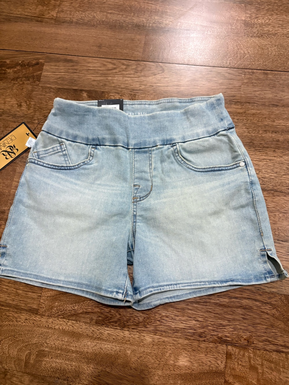 NWT Rock & Republic Fever Pull-on Size 6 Mid Rise Denim Rx Blue Jean Shorts